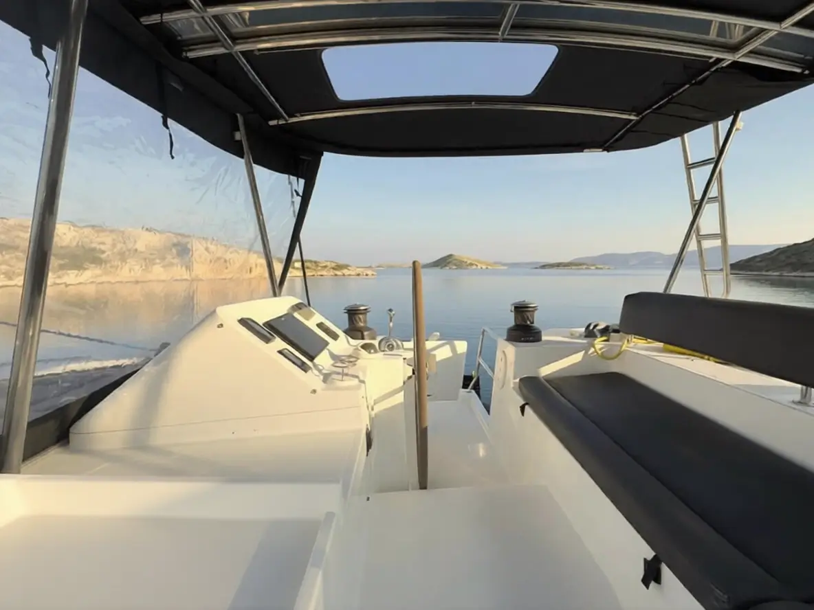 Thoe flybridge - Elysium Yachts Thoe flybridge